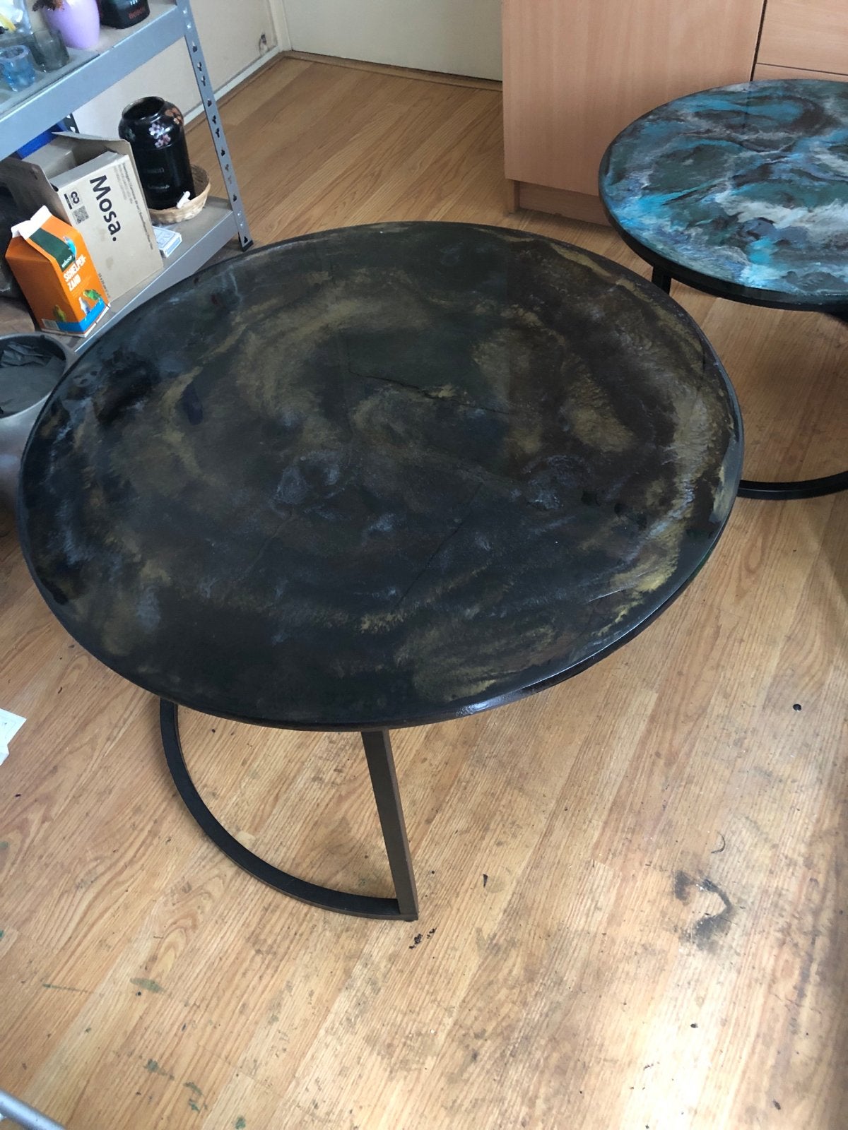 Ronde bijzettafel van epoxy - 75 cm doorsnee, 46 cm hoog, Huis en Inrichting, Tafels | Salontafels, Ophalen, Kunststof, Rond, Nieuw