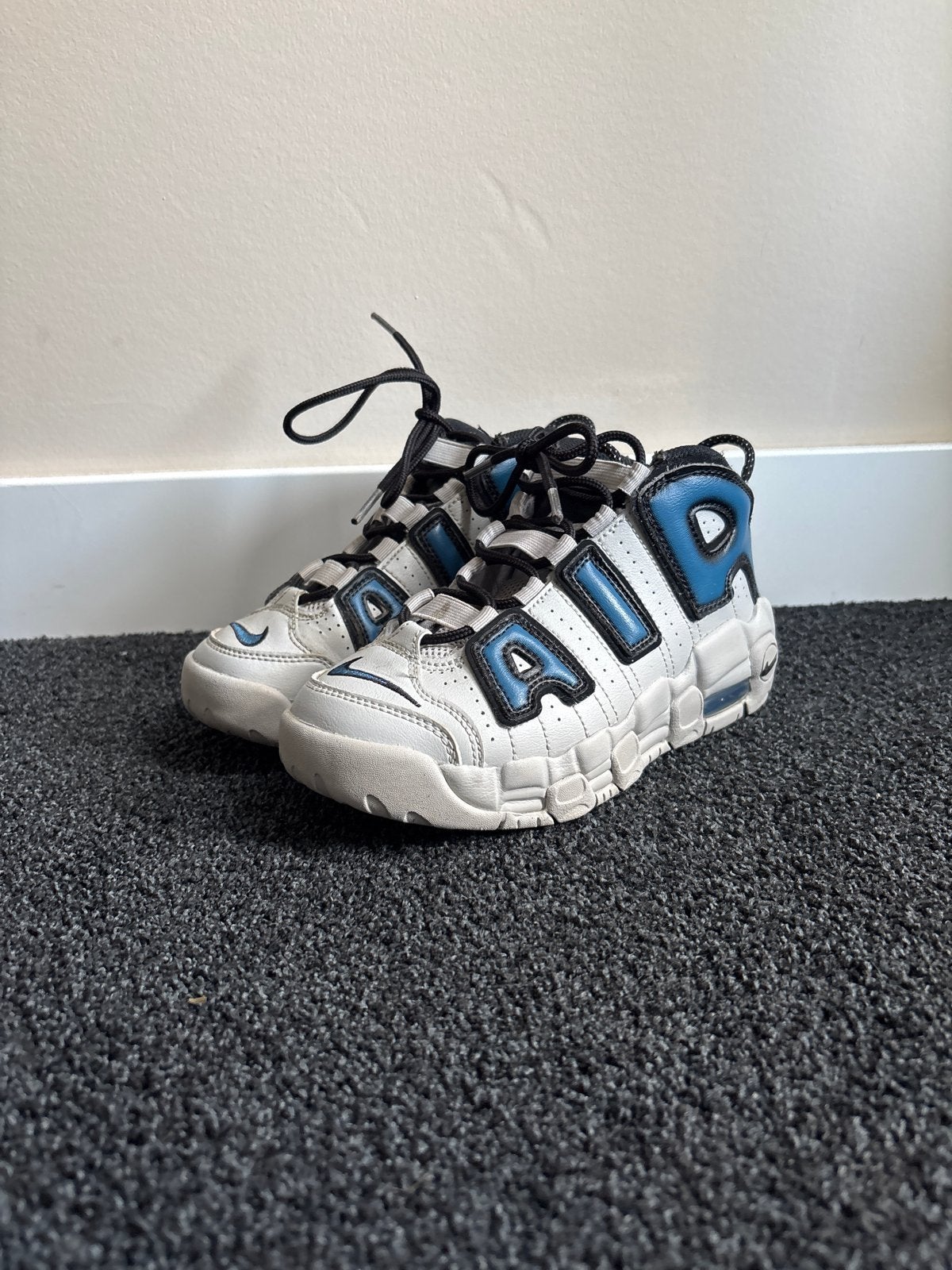 Nike Air More Uptempo GS - Maat 33.5, Ophalen of Verzenden, Zo goed als nieuw, Jongen of Meisje, Sportschoenen