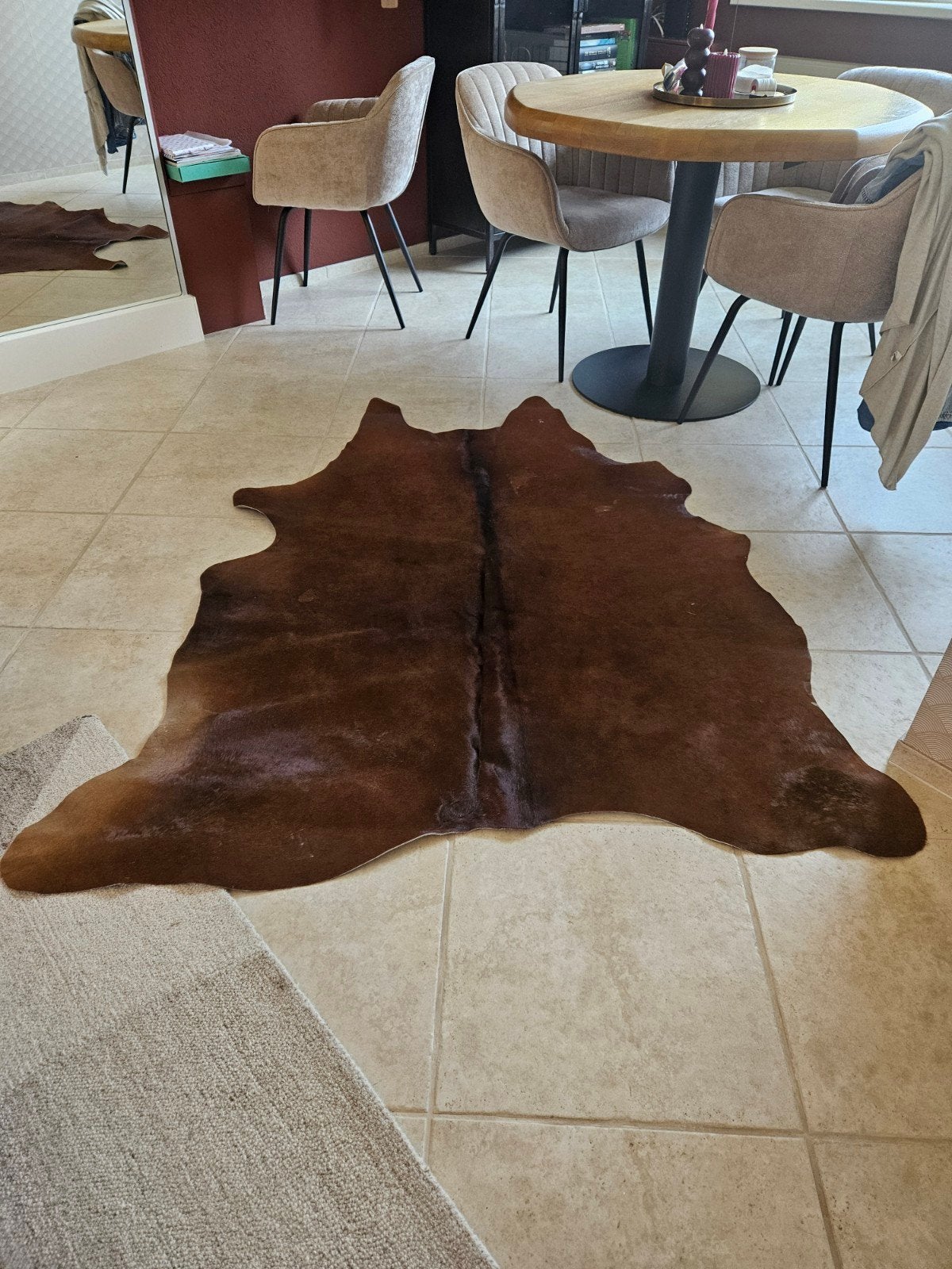 Gebruikt koeienhuid vloerkleed met plekjes, Ophalen, Gebruikt, 100 tot 150 cm, Bruin