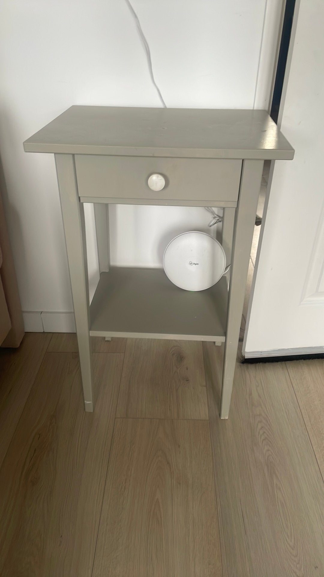 2 stuks Nachtkastje hemnes beige geverfd ikea Plank, Minder dan 55 cm, Gebruikt, Ophalen of Verzenden, 60 cm of meer