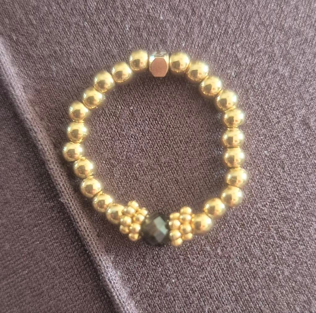 Gold coloured kralenring met zwarte kraal., Sieraden, Tassen en Uiterlijk, Ringen, Met kristal, Overige materialen, Ophalen of Verzenden