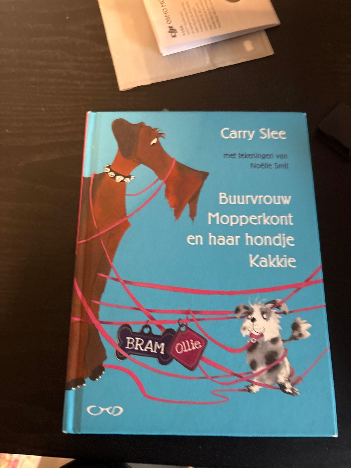 Buurvrouw Mopperkont en haar hondje Kakkie - Carry Slee, Boeken, Ophalen of Verzenden, Gelezen, Fictie algemeen