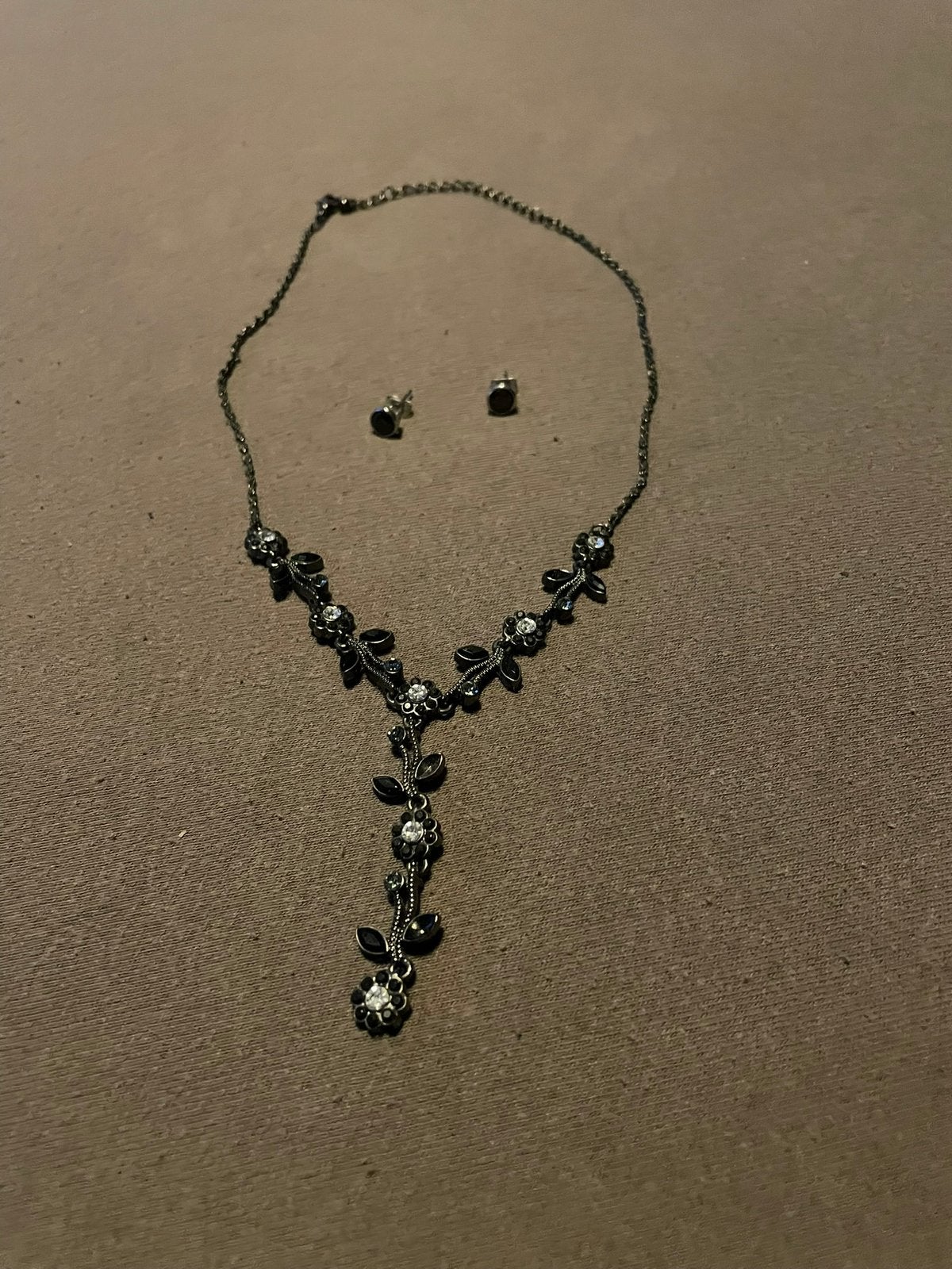 Halsketting inclusief oorstekers, Sieraden, Tassen en Uiterlijk, Ophalen of Verzenden, Zo goed als nieuw, Zwart, Overige materialen