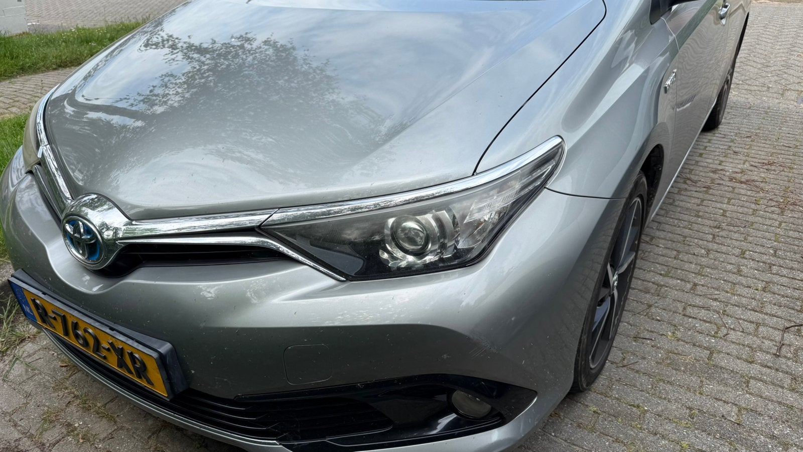 Toyota Auris 1.8 Hybrid *CARPLAY* 136pk Aut 2017 Grijs, Auto's, 25 km/l, Te koop, Volledig hybride, 66 €/maand