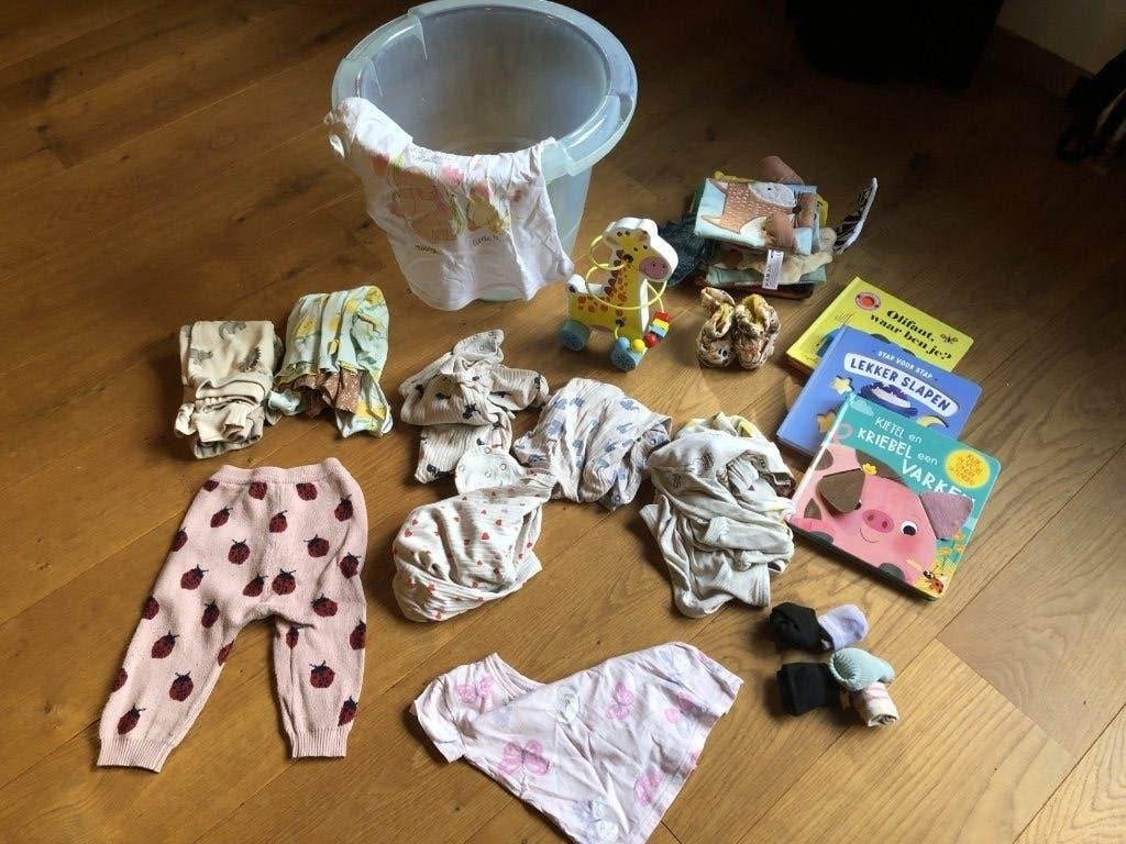 Baby kleren, boekjes en bad emmer GRATIS op te halen, Ophalen, Zo goed als nieuw, Maat 68