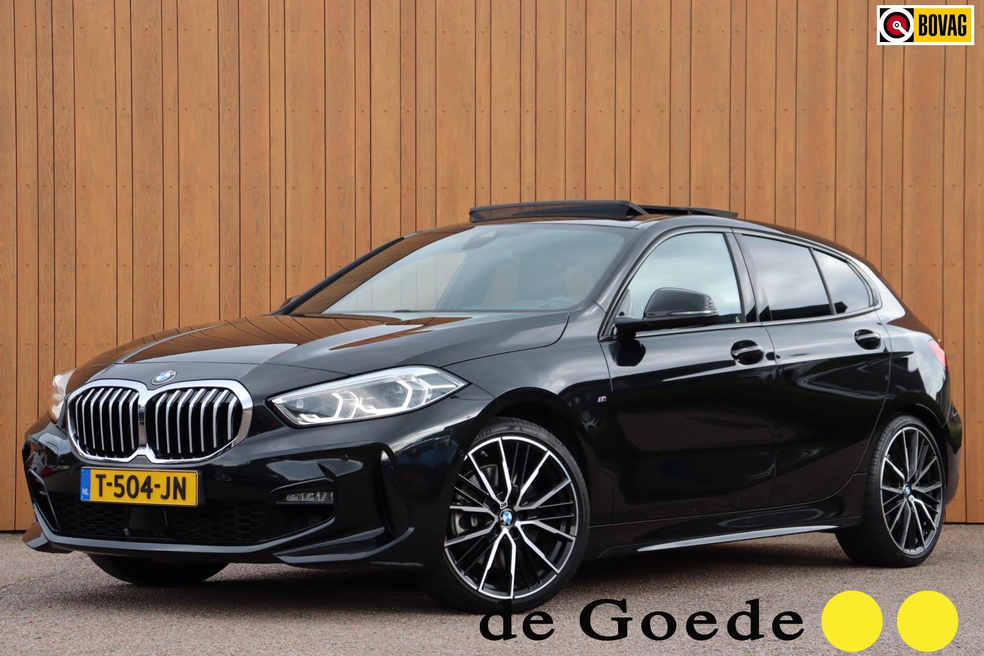 BMW 120i M-Sport orgNL Head-up schuifdak camera leer+memory, Auto's, 730 kg, Gebruikt, 4 cilinders, Zwart
