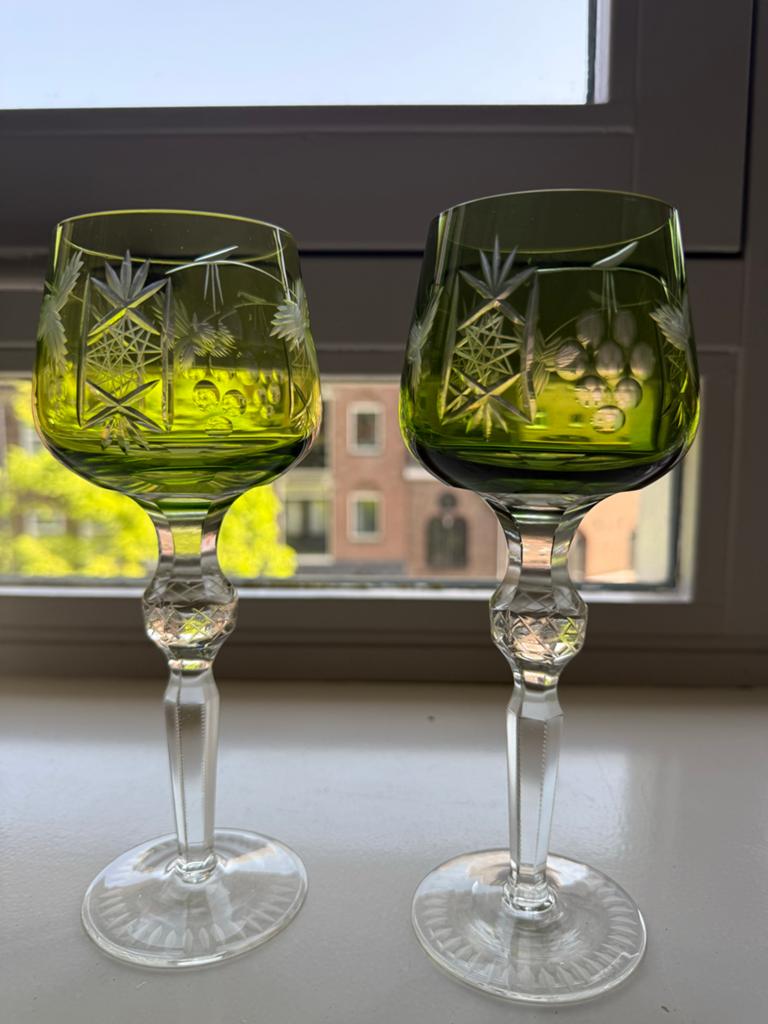 Twee kristallen groene wijnglazen met druivenmotief, Antiek en Kunst, Antiek | Glas en Kristal, Ophalen of Verzenden