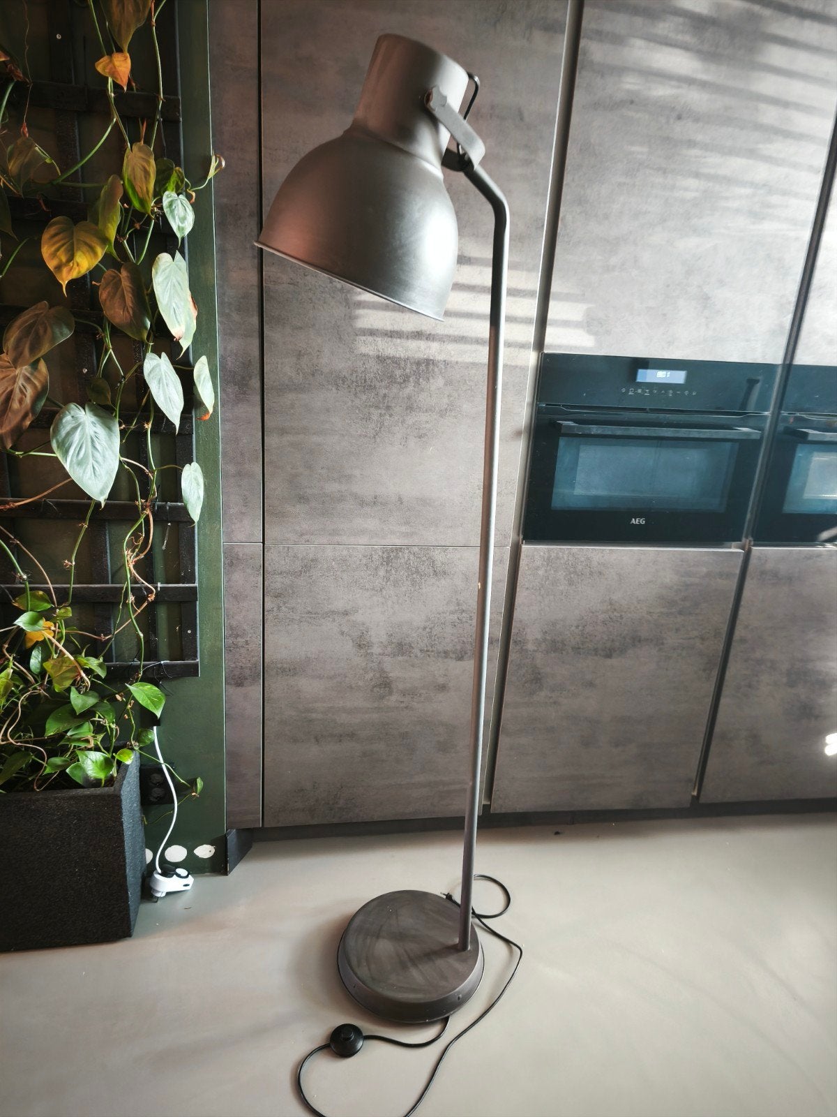 IKEA Hektar staande lamp - Donkergrijs, industrieel design, Ophalen of Verzenden, Zo goed als nieuw, Metaal, 150 tot 200 cm