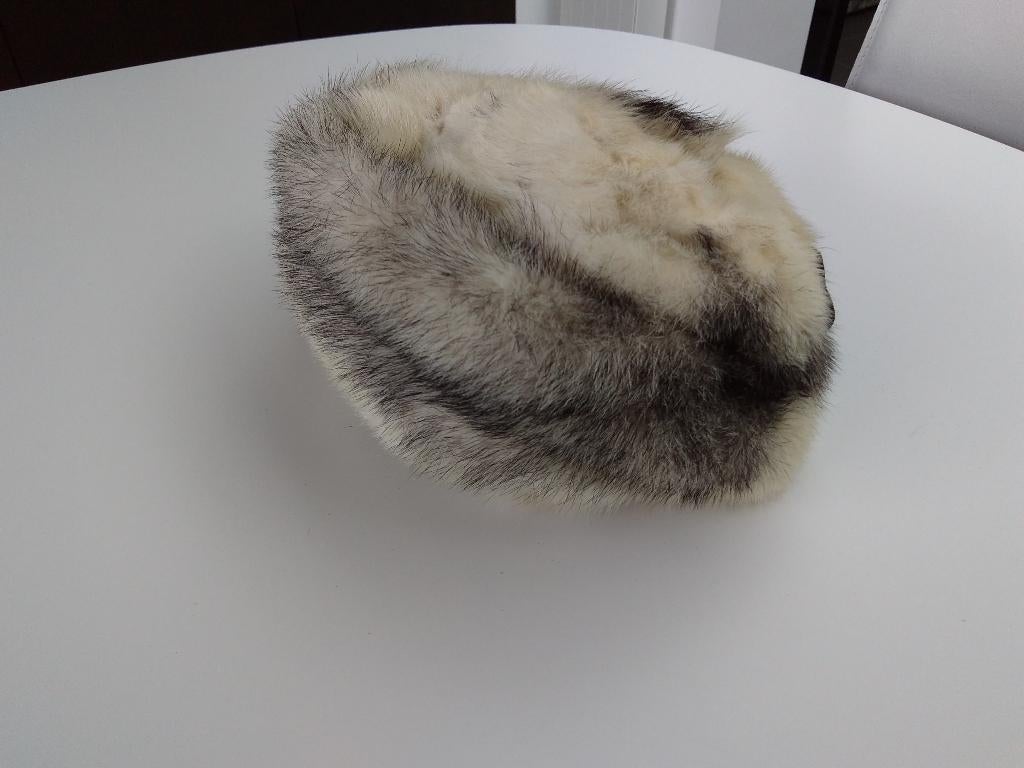 Witte muts met echte pels, Ophalen