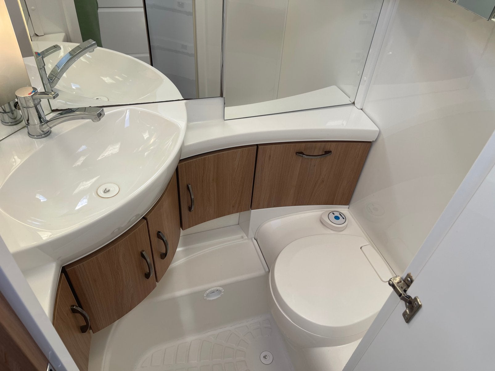 Foto 19 van Hobby 495 UL uit 2019 | 2 bedden | Mover | Luifel | Voortent