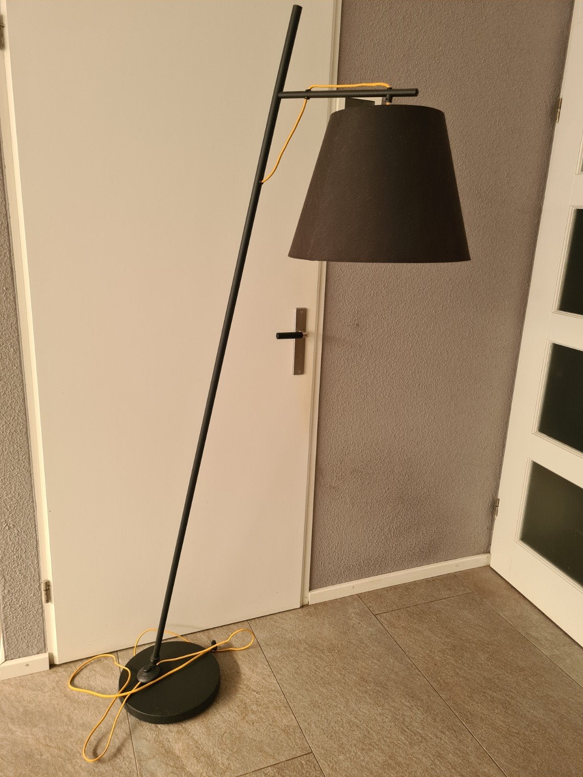 Moderne vloerlamp met zwarte kap !, Ophalen, Gebruikt, Modern, Industrieel, Metaal