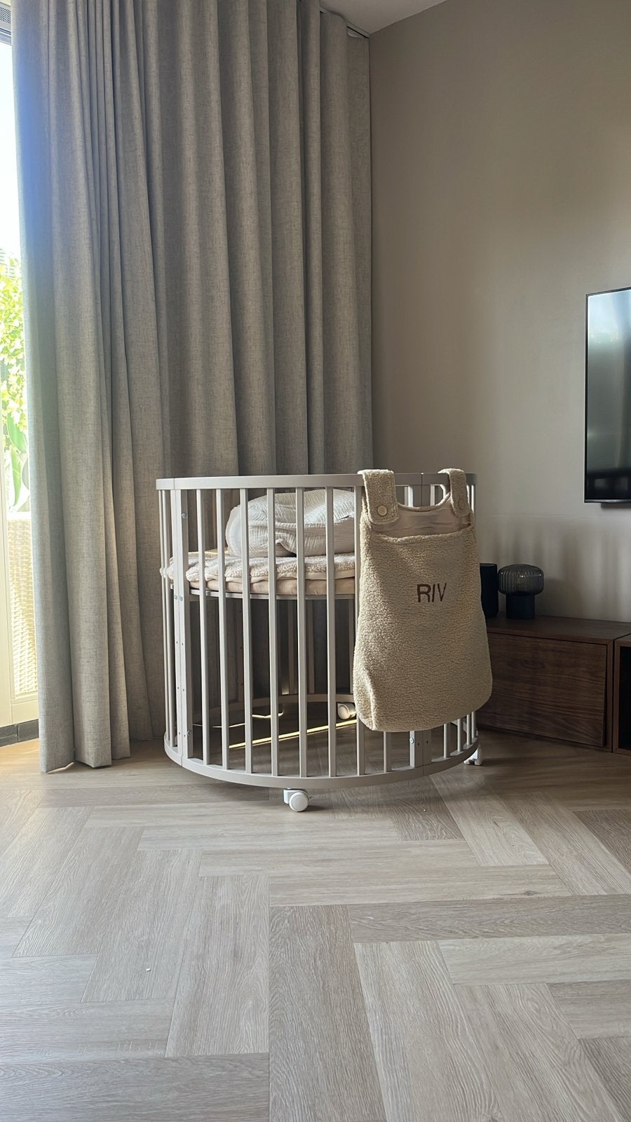 Novi Baby beige box incl. matras + Jollein Bear Hug boxkleed, Ophalen, Zo goed als nieuw, Rond, Wieltjes