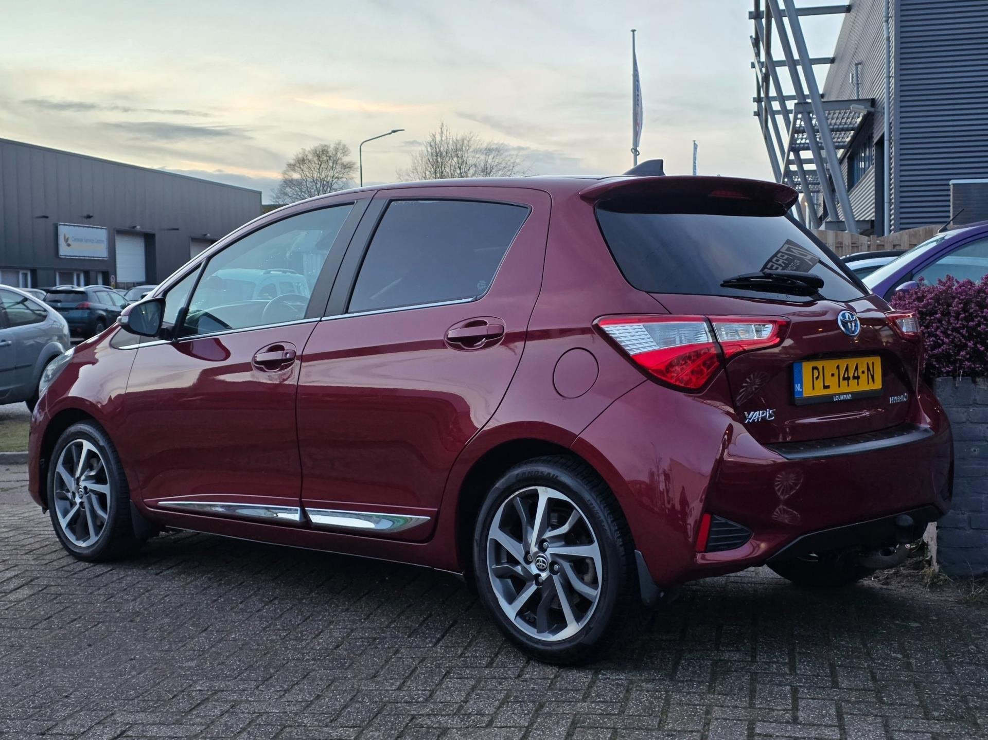 Toyota Yaris 1.5 Hybrid Premium |AUTOMAAT|PANO|CLIMA|CRUISE, 4 cilinders, Met garantie (alle), Leder en Stof, 49 €/maand