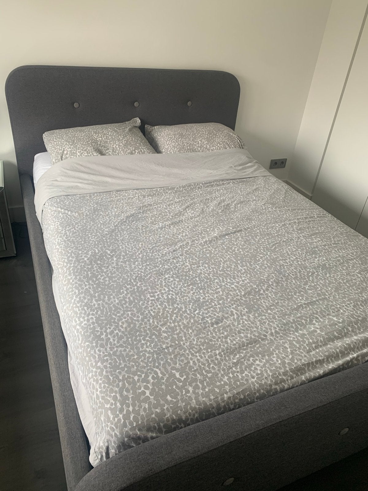 Tweepersoonsbed 140x200 met stoffen bekleding en matras, Ophalen, Tweepersoons, 140 cm, Zo goed als nieuw