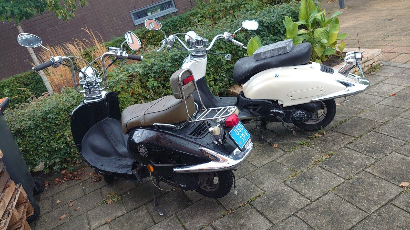 Twee Retro Scooters - Wit en Zwart, Ophalen, Gebruikt, Benzine