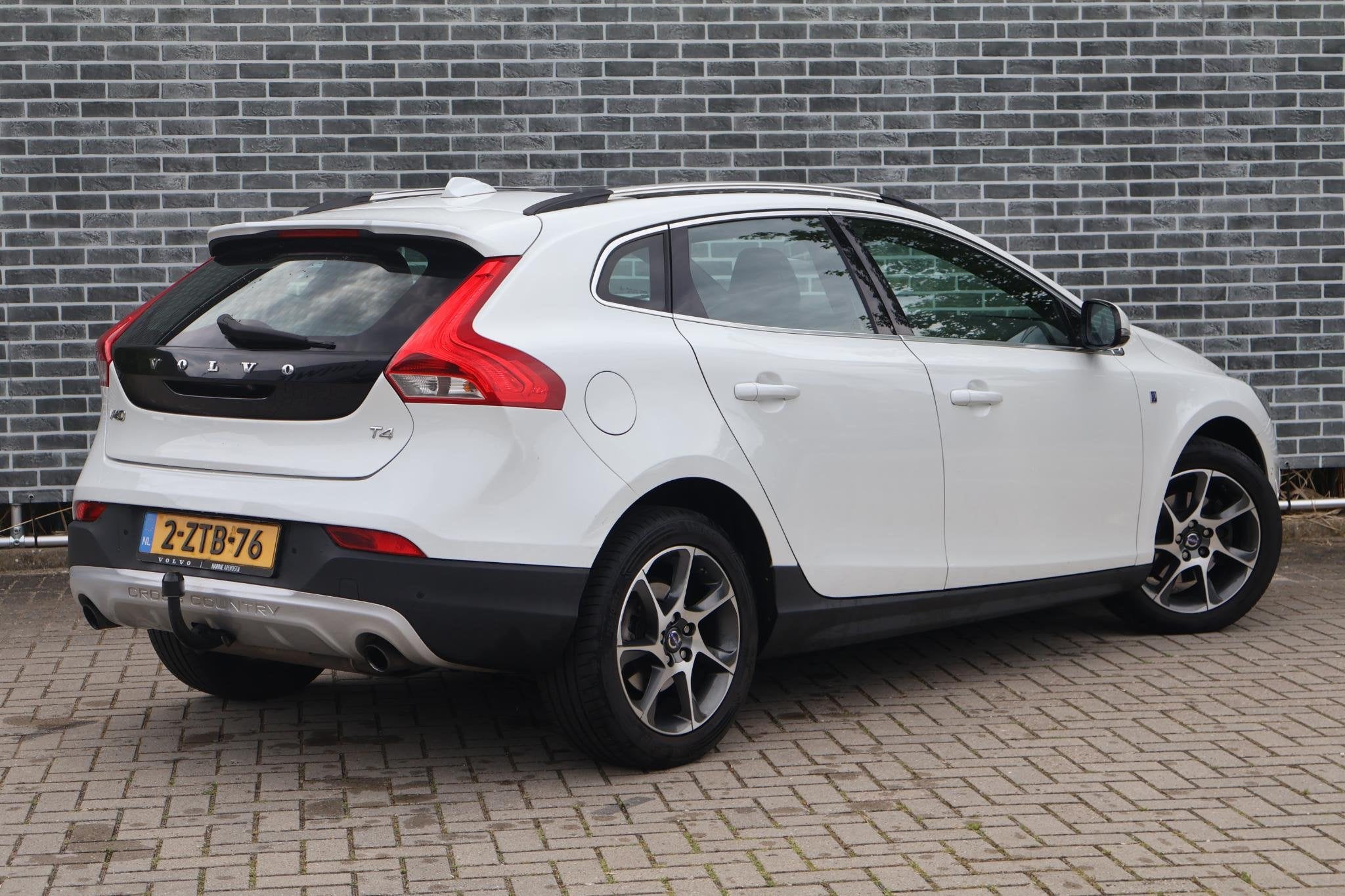 Volvo V40 Cross Country 1.6 T4 Ocean Race | Trekhaak | Panor, 1325 kg, Gebruikt, Zwart, 4 cilinders