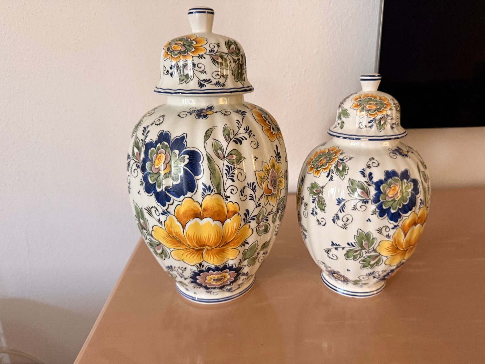 Set van 2 handgeschilderde vazen met deksel, Ophalen