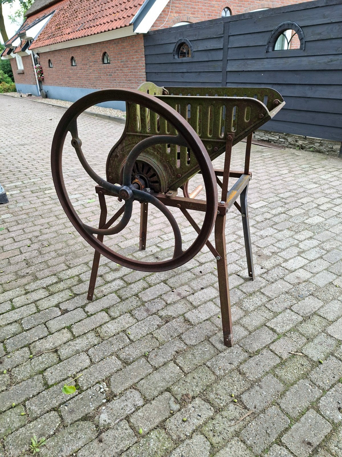 Antieke bietensnijder in goede staat, Ophalen
