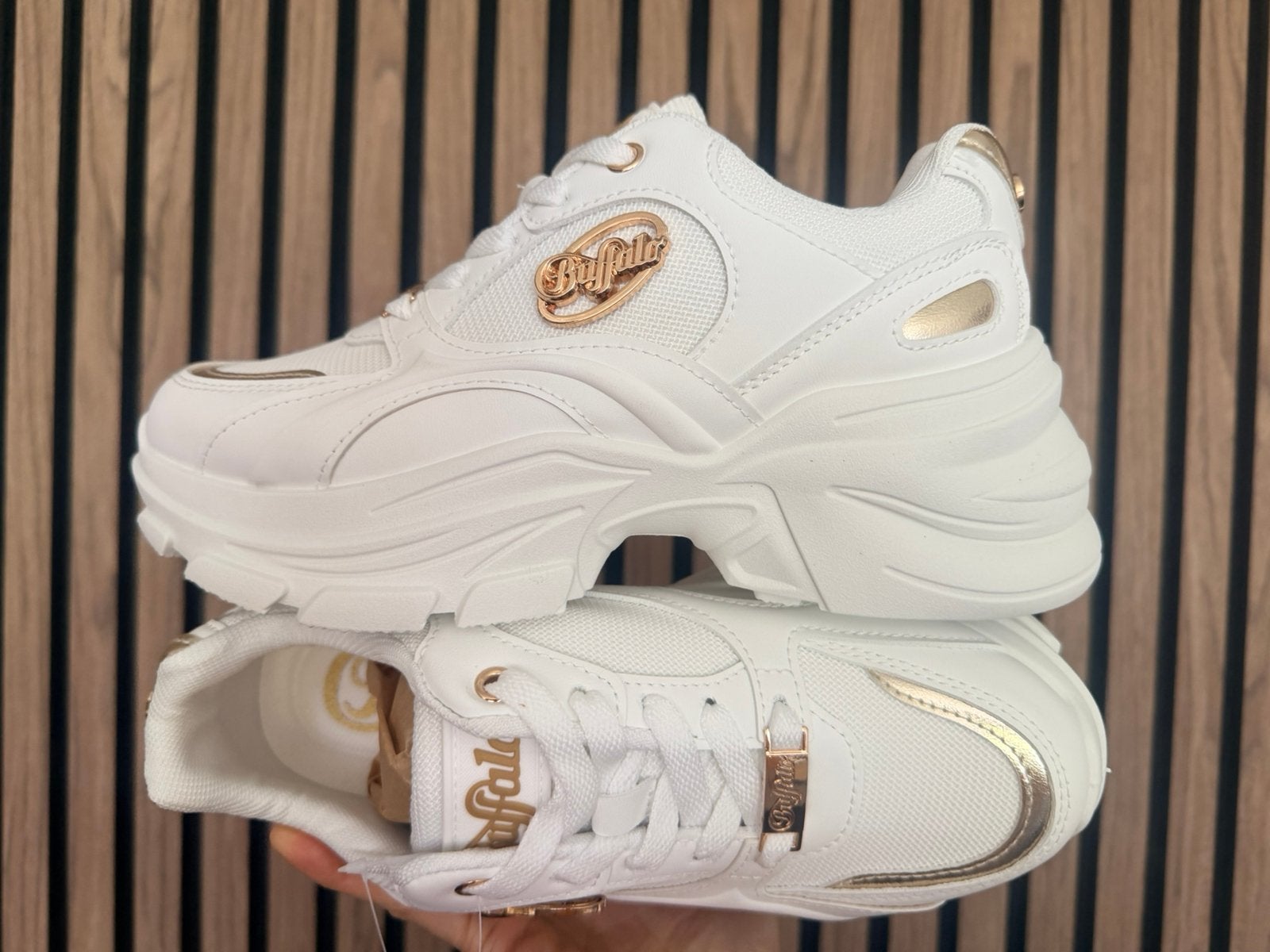 Nieuwe Buffalo sneakers met gouden details – maat 37, Kleding | Dames, Ophalen of Verzenden, Nieuw, Overige kleuren, Sneakers of Gympen