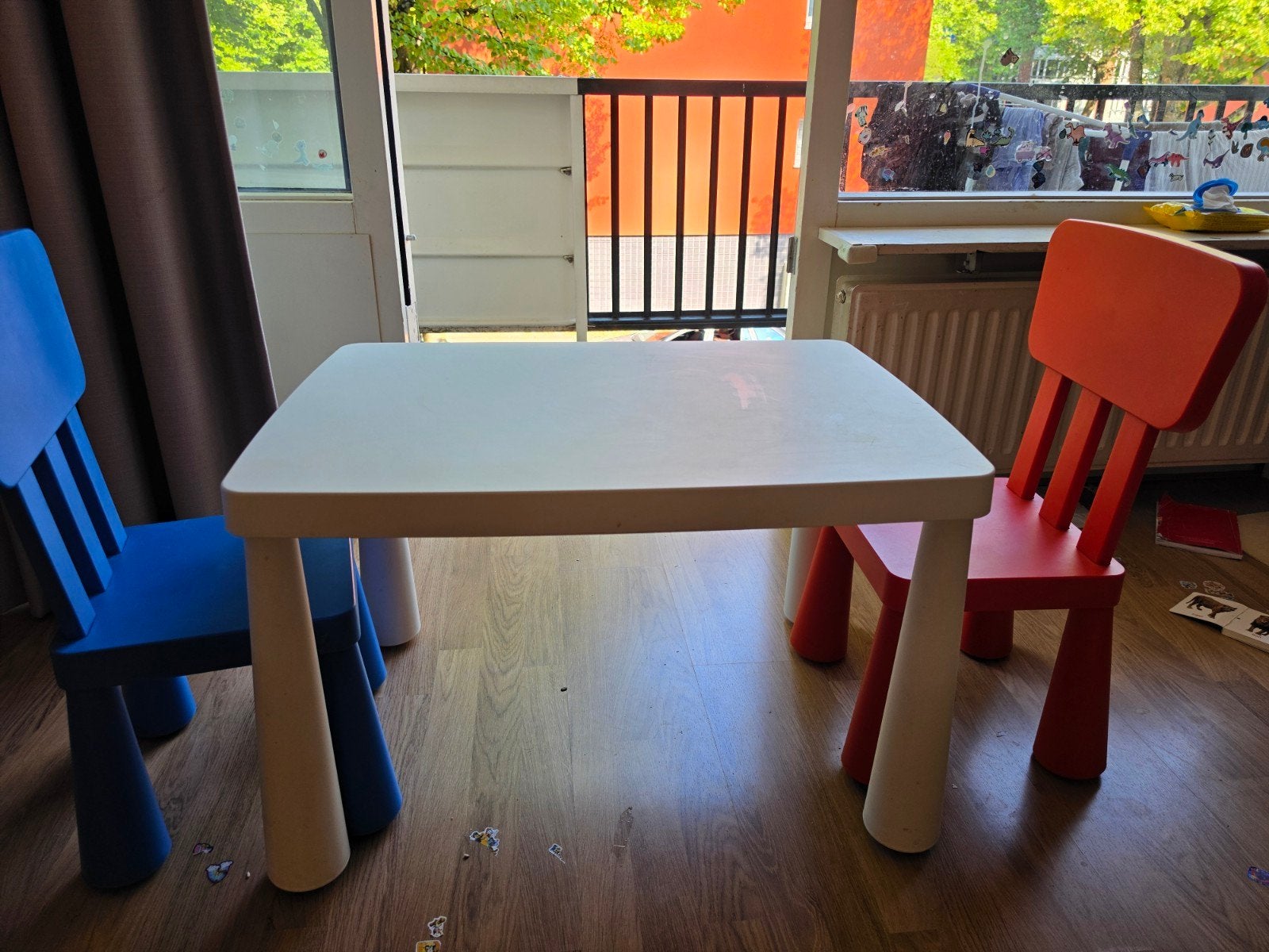 IKEA Mammut kindertafel met 2 stoelen, Kinderen en Baby's, Kinderkamer | Tafels en Stoelen, Ophalen, Gebruikt, Tafel(s) en Stoel(en)