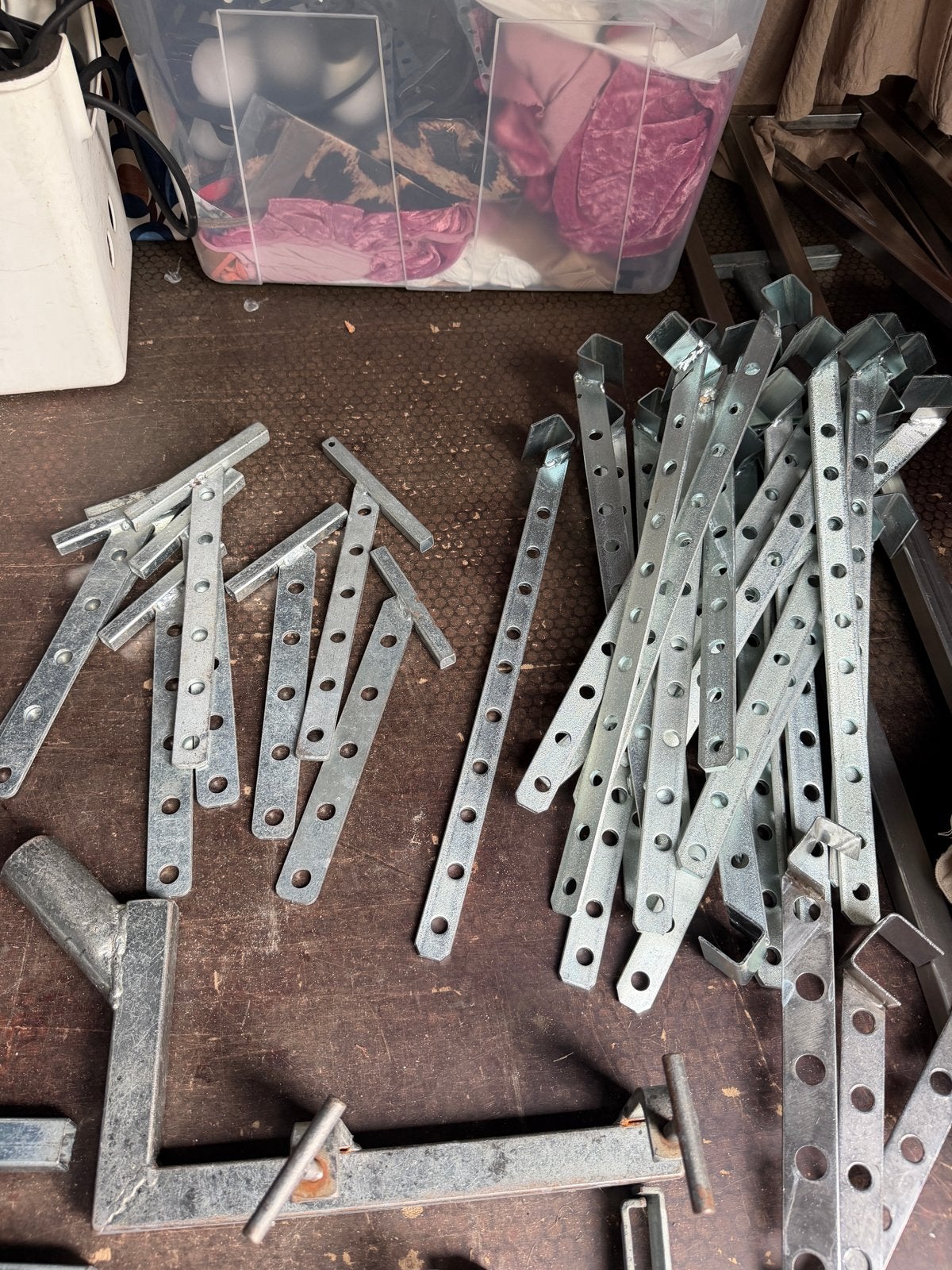 Marktkraam onderdelen en klemmen, Ophalen
