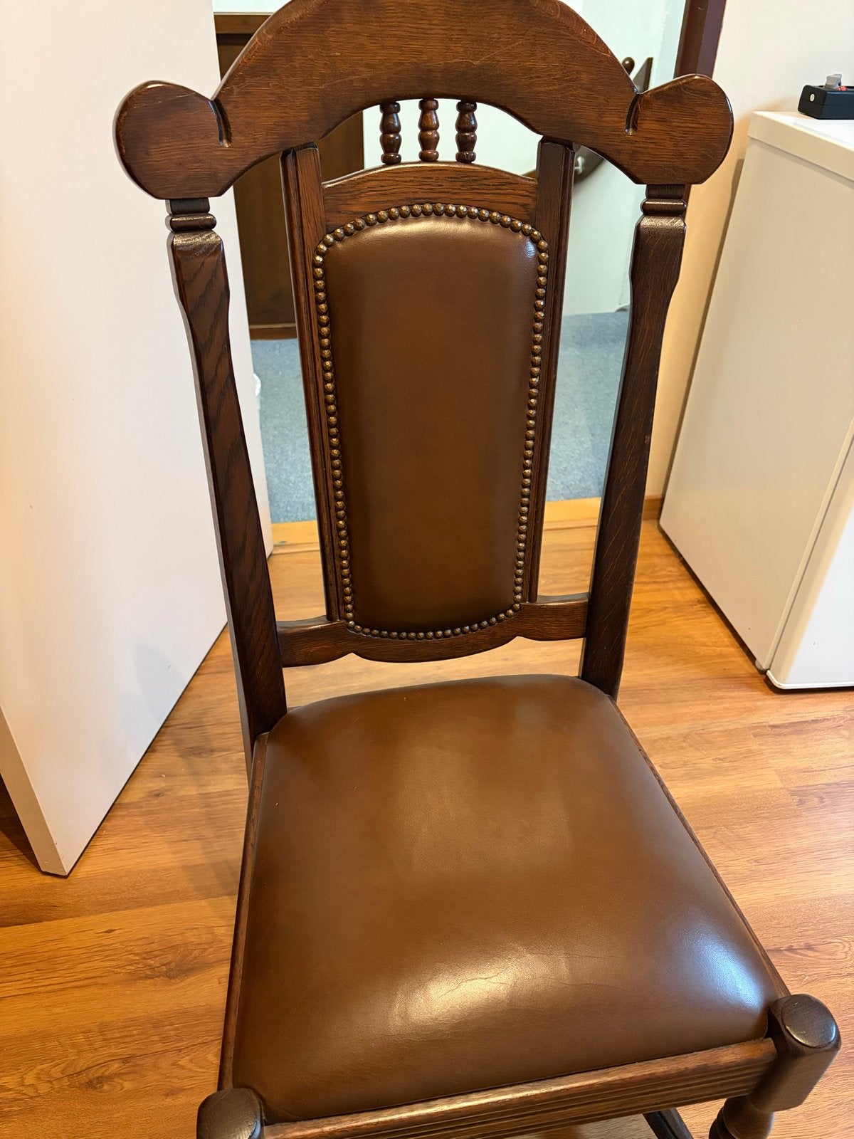 Antieke houten stoel 4 stuks met lederen bekleding, Ophalen