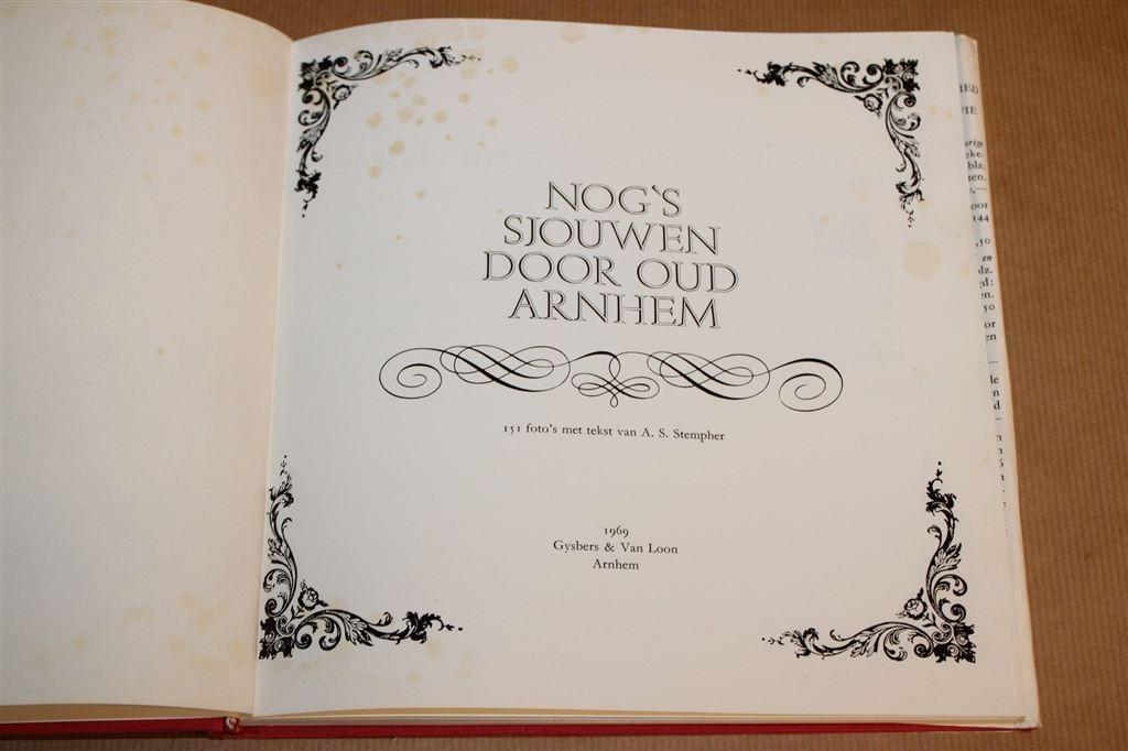 Nog \'s Sjouwen door Oud Arnhem — 151 Foto\'s — Stempher, Boeken, Ophalen of Verzenden, Gelezen