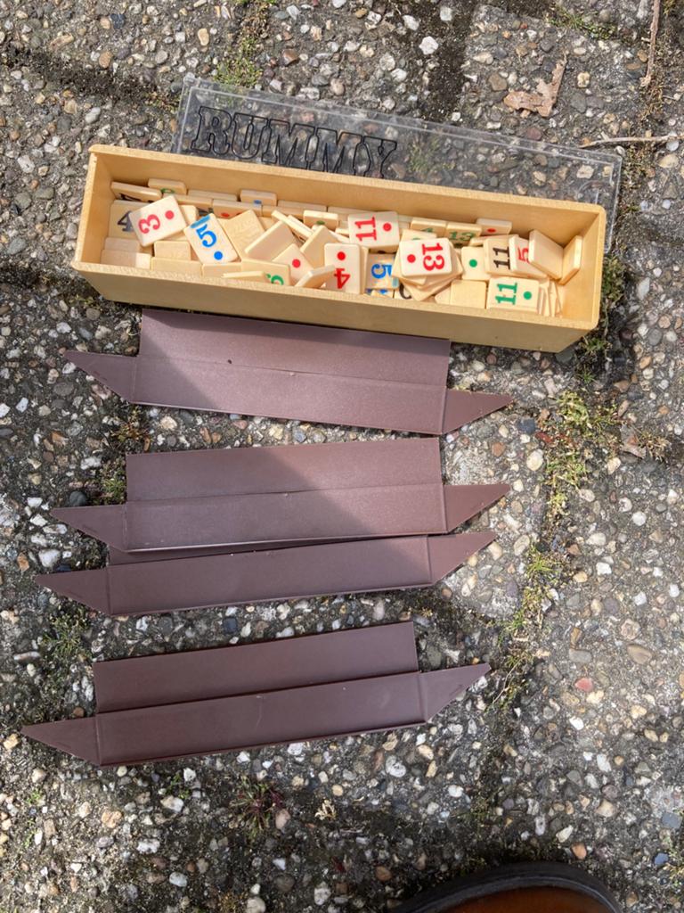Rummikub spel in houten kistje met houders, Hobby en Vrije tijd, Gezelschapsspellen | Bordspellen, Drie of vier spelers, Ophalen of Verzenden