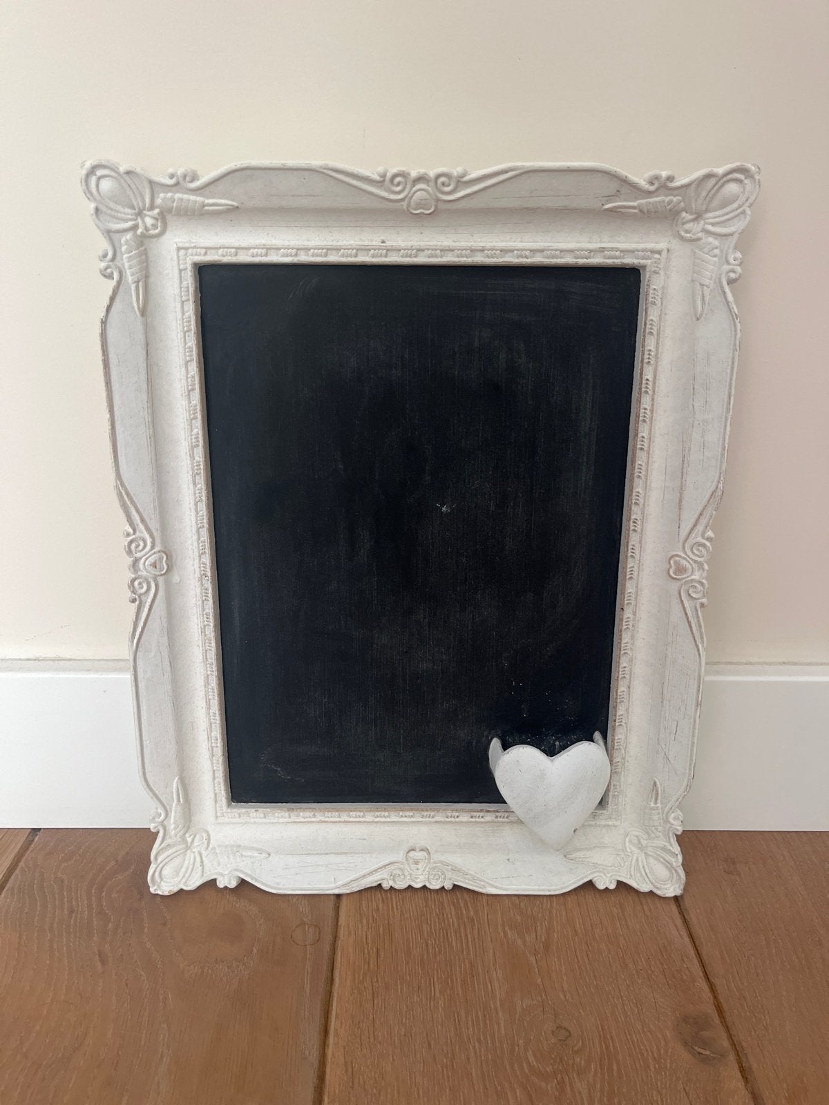Schattig krijtbord met sierlijke lijst - 27,5x35 cm, Hout, Ophalen of Verzenden, Wit, Gebruikt