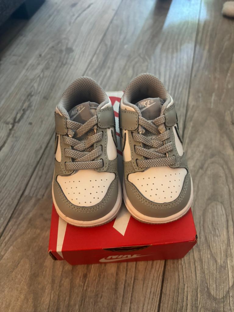 Nike dunk low wit/grijs, Ophalen, Nieuw, Jongetje of Meisje, Schoentjes