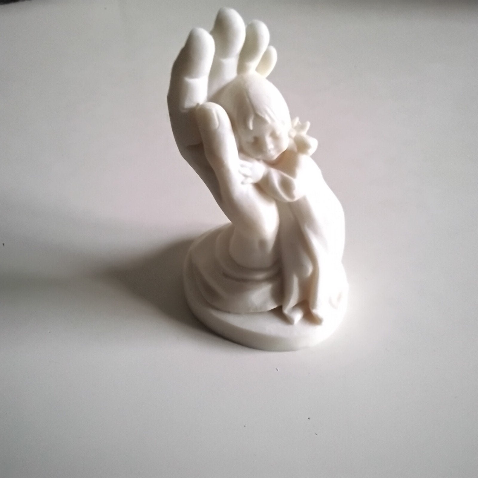 Albasten beeldje meisje in hand, Ophalen of Verzenden, Zo goed als nieuw, Mens