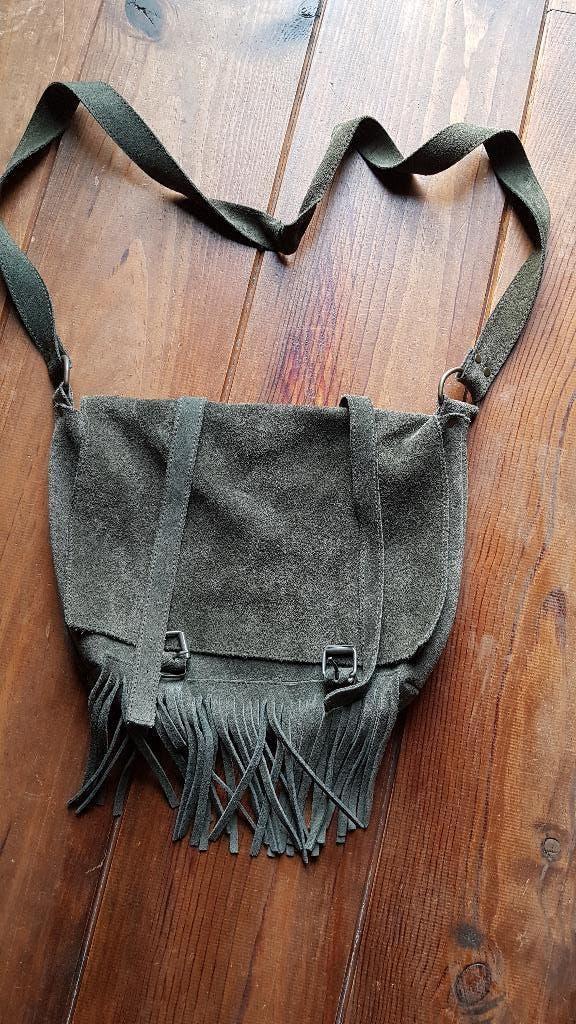 Groene suède tas met franjes, Sieraden, Tassen en Uiterlijk, Tassen | Damestassen, Ophalen of Verzenden, Gebruikt, Groen, Schoudertasje