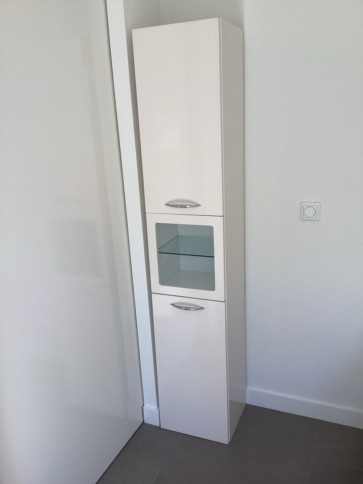 Hoge witte badkamerkast met  planken, Huis en Inrichting, Kasten | Vitrinekasten, Ophalen, Overige materialen, Minder dan 50 cm