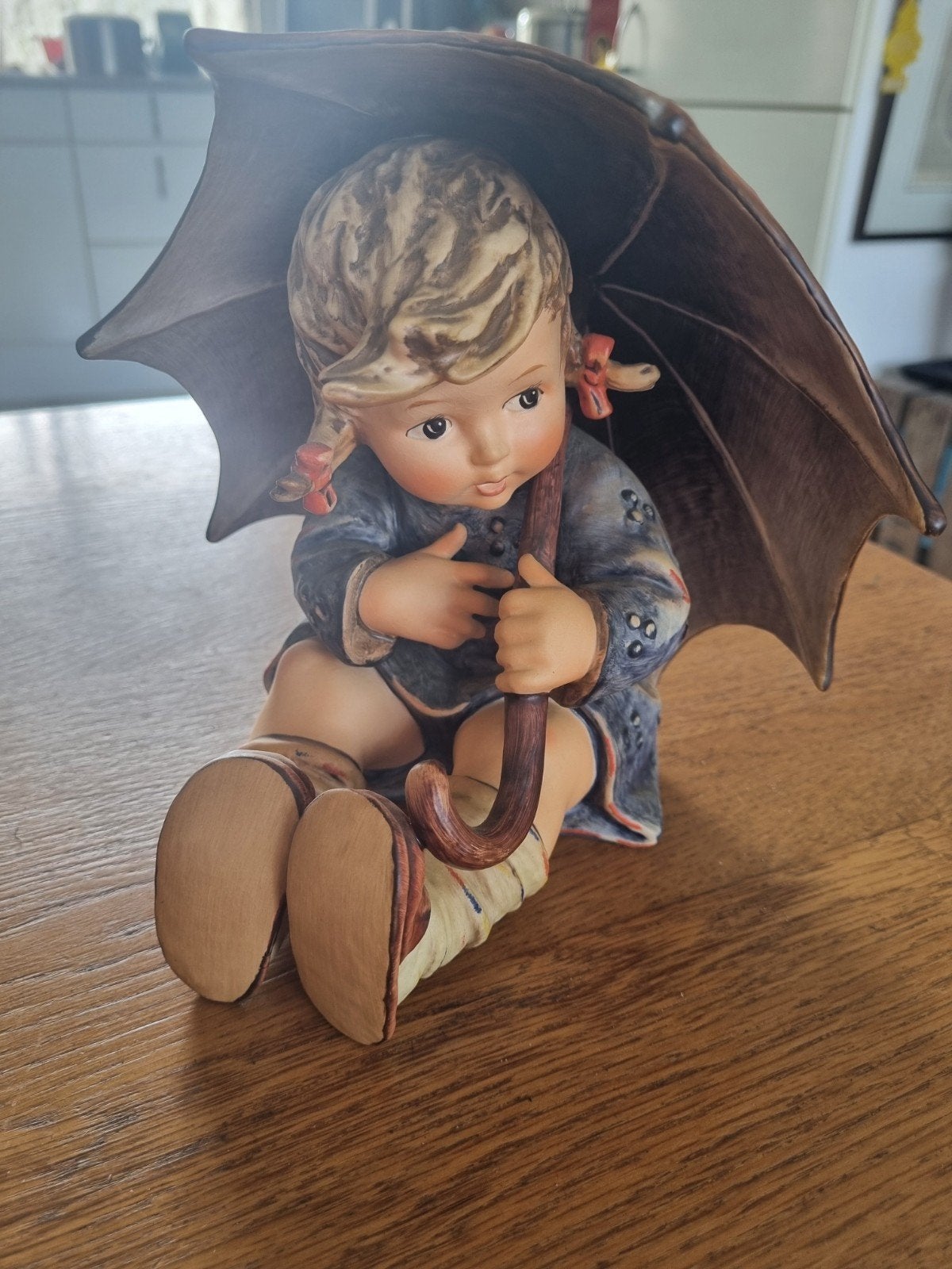 152 IIB Vintage Hummel beeldje: Meisje met paraplu, Verzamelen, Ophalen of Verzenden, Zo goed als nieuw, Hummel