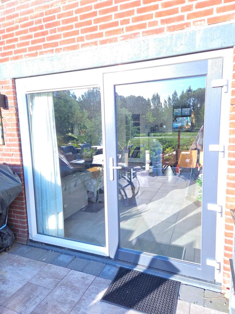 Kunstof kozijnen met horren: Raam, deur., Ophalen, Kunststof, Zo goed als nieuw, Inclusief glas