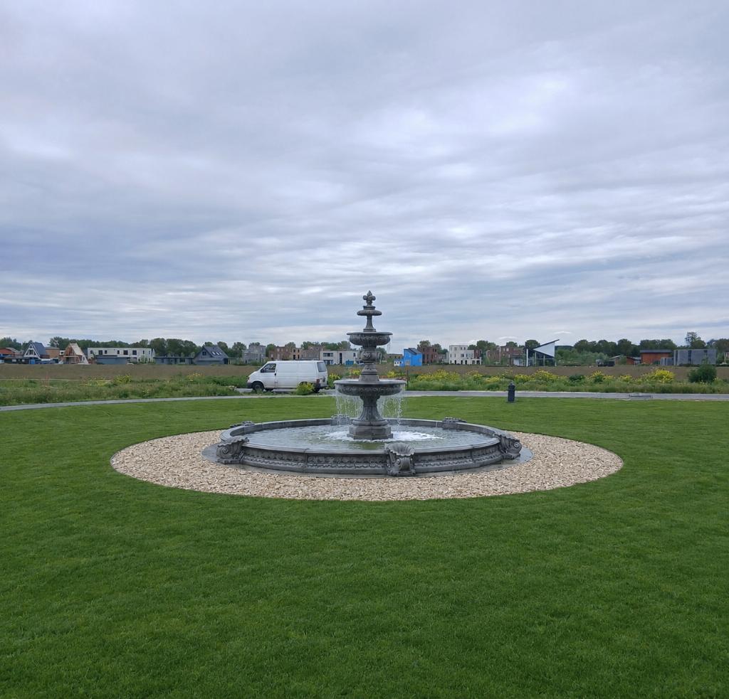 Kolossale fontein met rand