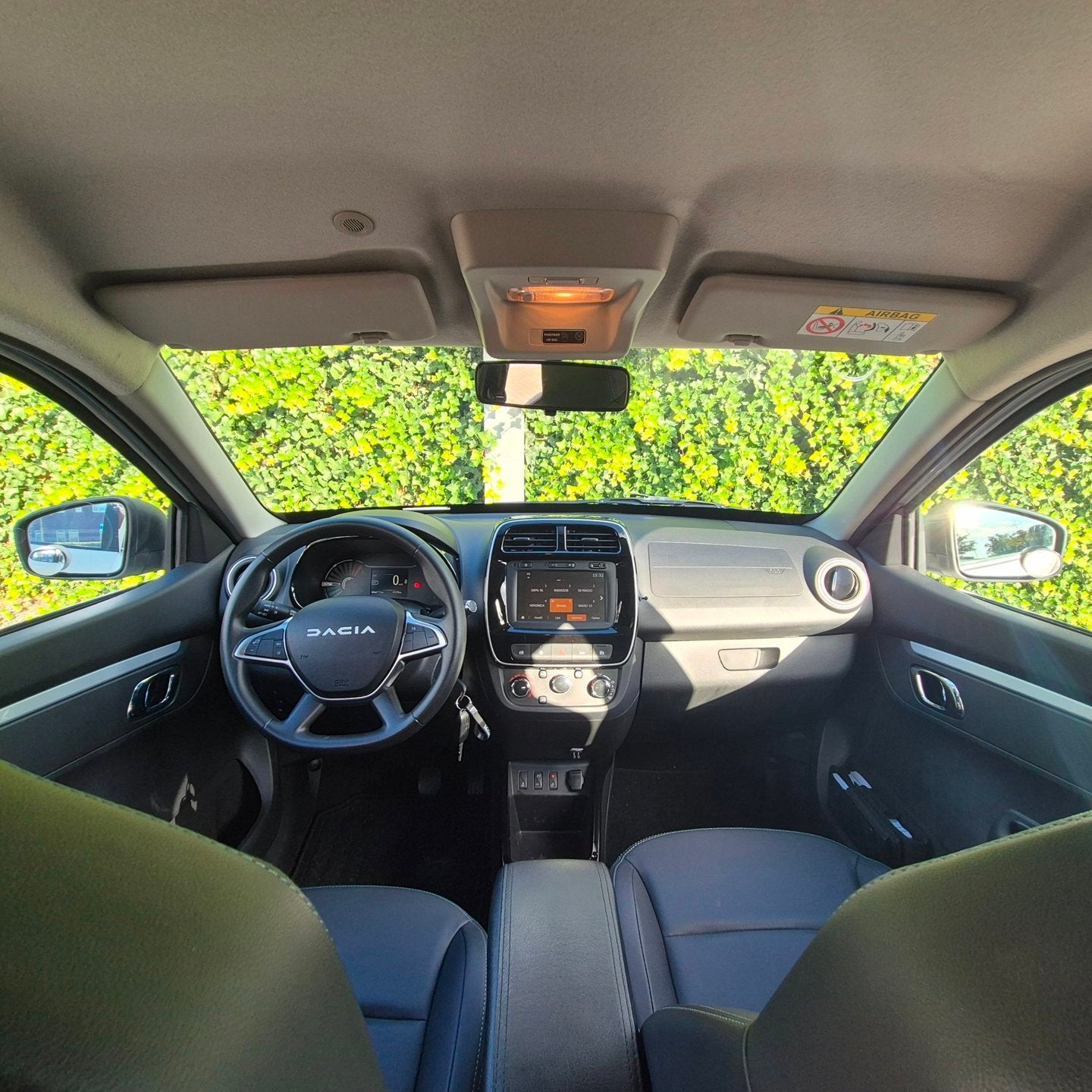 Dacia Spring Expression 27 kWh | Eerste eigenaar | Lederlook, Auto's, Gebruikt, Zwart, Wit, Lederen bekleding
