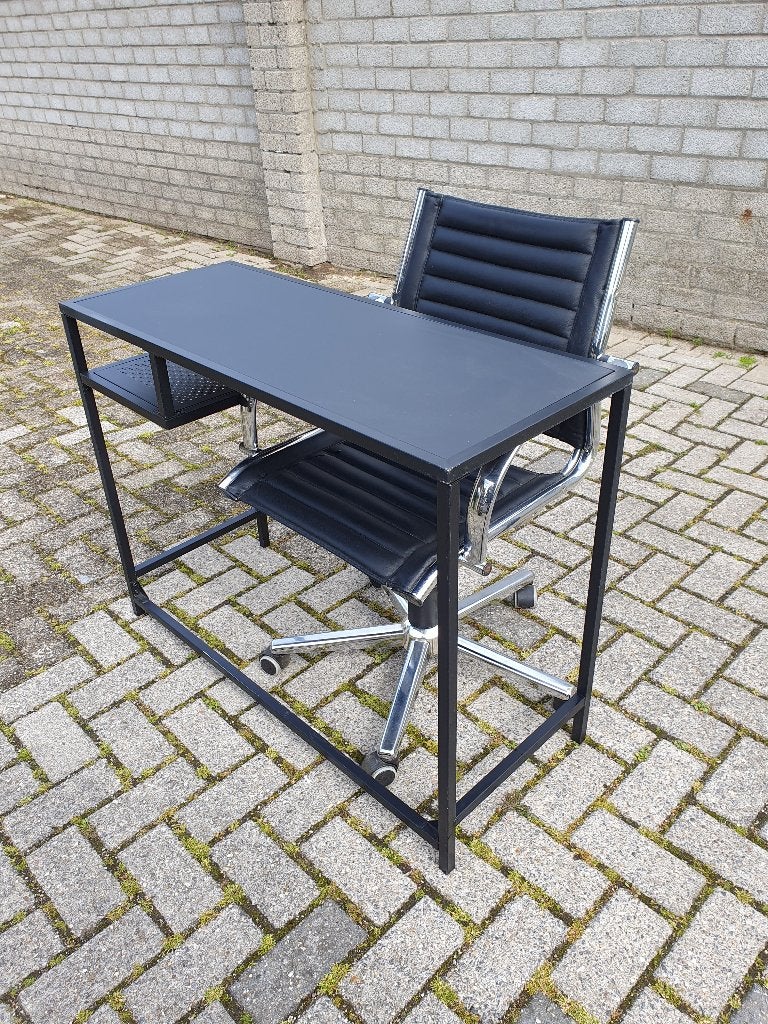 Bureau + chromen stoel met lederen zitvlak(staal)., Zwart, Ophalen of Verzenden, Zo goed als nieuw, Bureaustoel