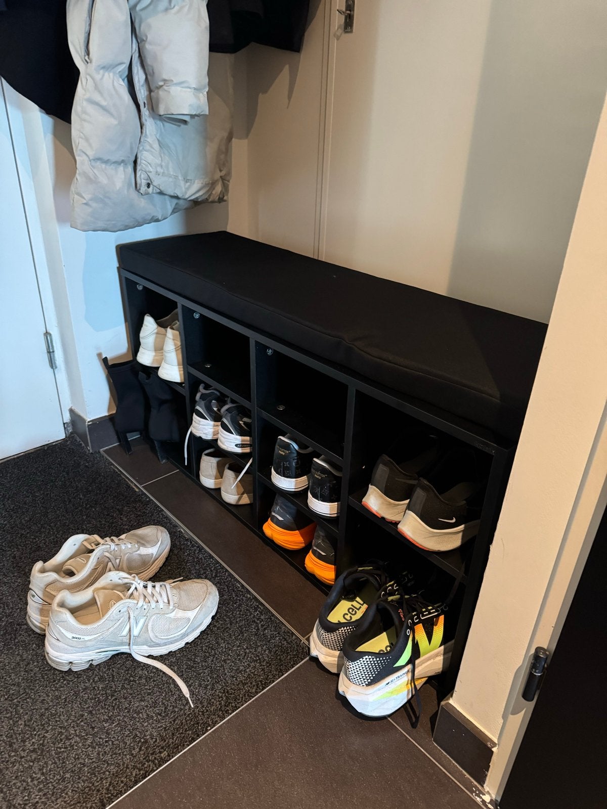 Schoenenbankje met kussen - Zwart, Ophalen, Zo goed als nieuw