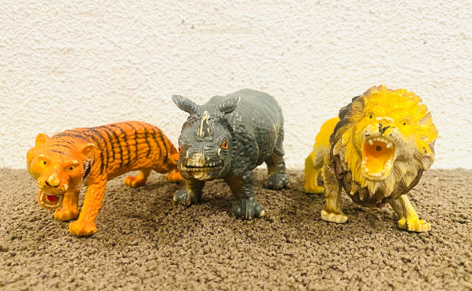 Plastic speelgoed figuur tijger, neushoorn en leeuw, Ophalen, Gebruikt, Wild dier, Beeldje of Figuurtje