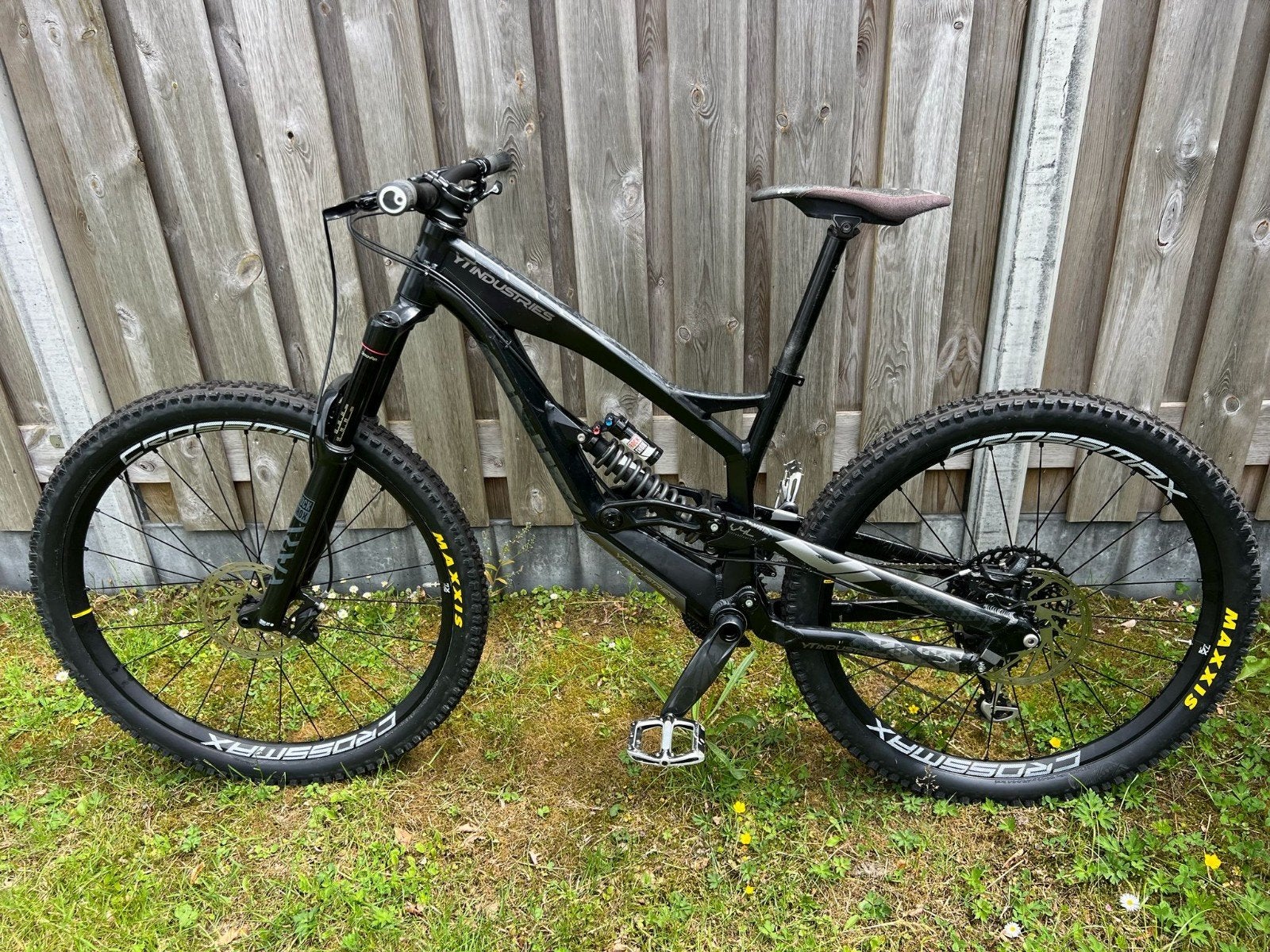 YT Tues Downhill/enduro MTB, Fietsen en Brommers, Overige merken, Fully, Ophalen of Verzenden, Zo goed als nieuw