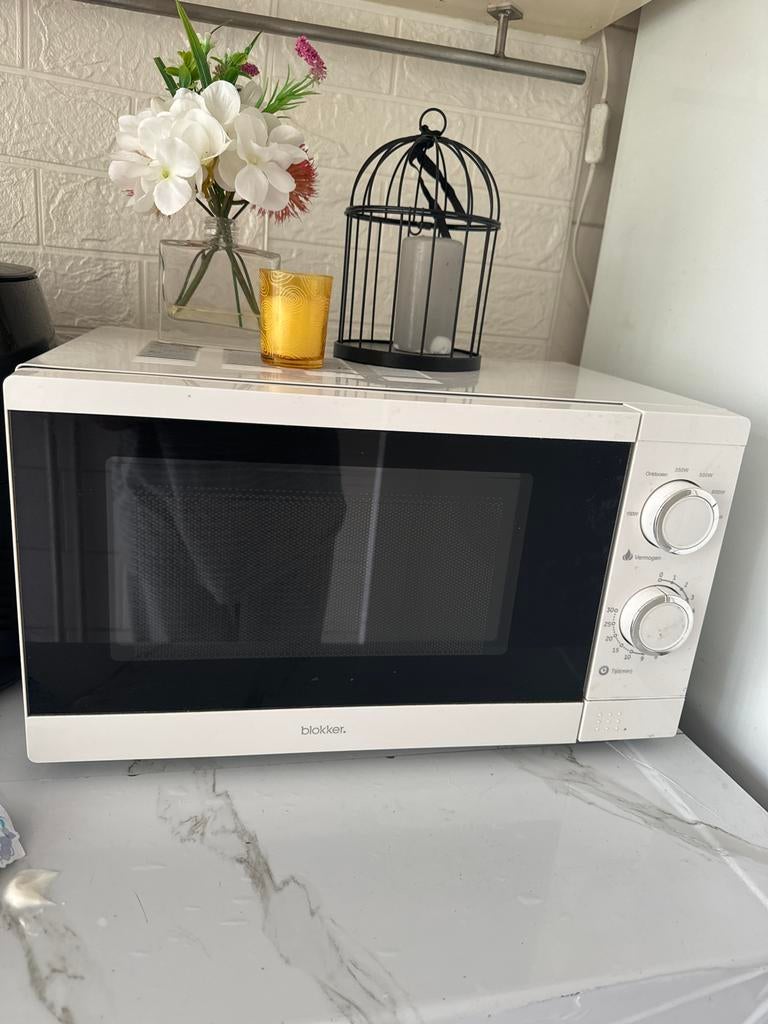 Blokker Magnetron - Wit, Vrijstaand, Witgoed en Apparatuur, Magnetrons, Ophalen, Magnetron, Zo goed als nieuw, 45 tot 60 cm