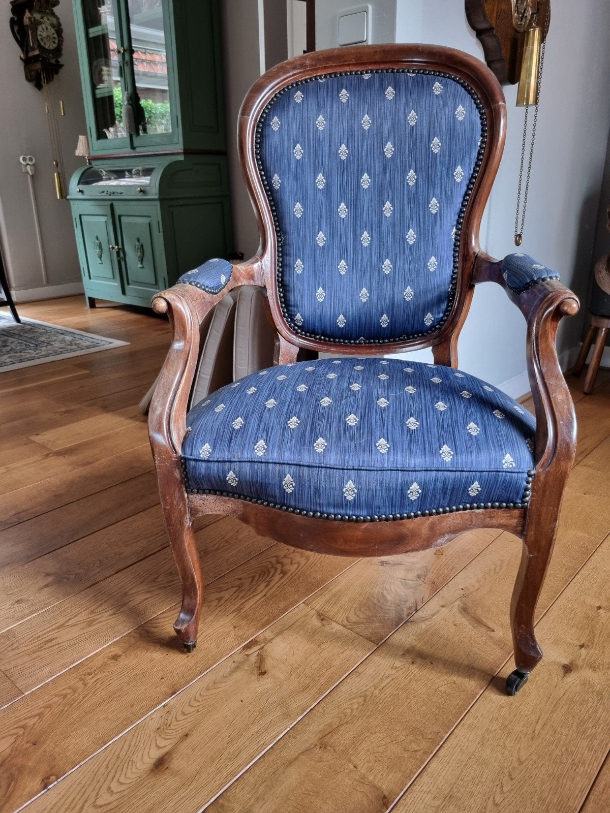 Antieke fauteuil met blauwe bekleding, Ophalen