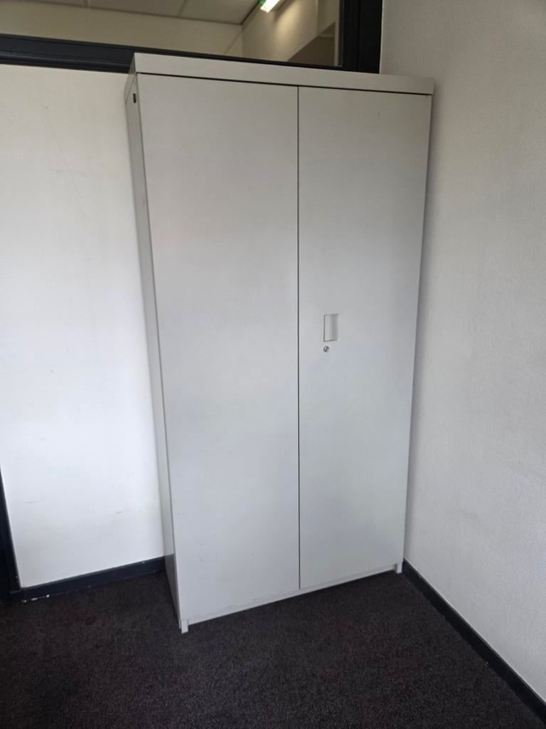 Hoge stalen kasten div soorten ( draaideurkast ), Gebruikt, Meerdere deuren, Vst, Industriestraat 5