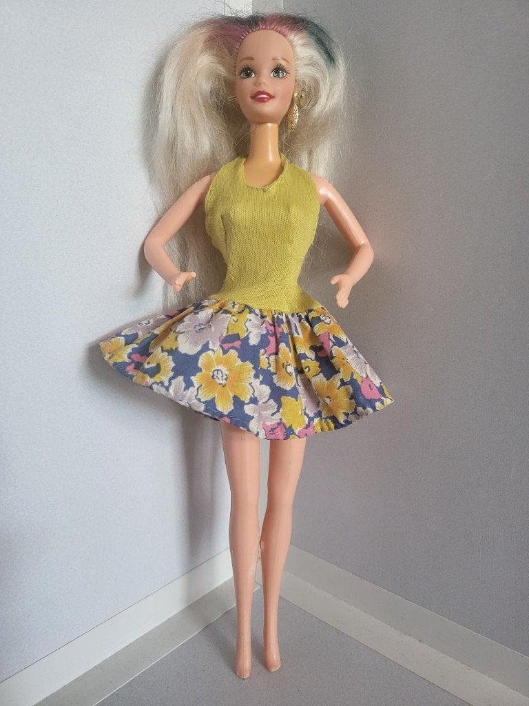 Barbiepop met bloemetjesjurk en lang blond haar, Kinderen en Baby's, Speelgoed | Poppen, Ophalen of Verzenden, Gebruikt, Barbie