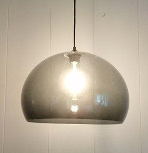 2 aparte design hanglampen met een ronde kunststof kap, Kunststof, Design, Zo goed als nieuw, E27 (groot)