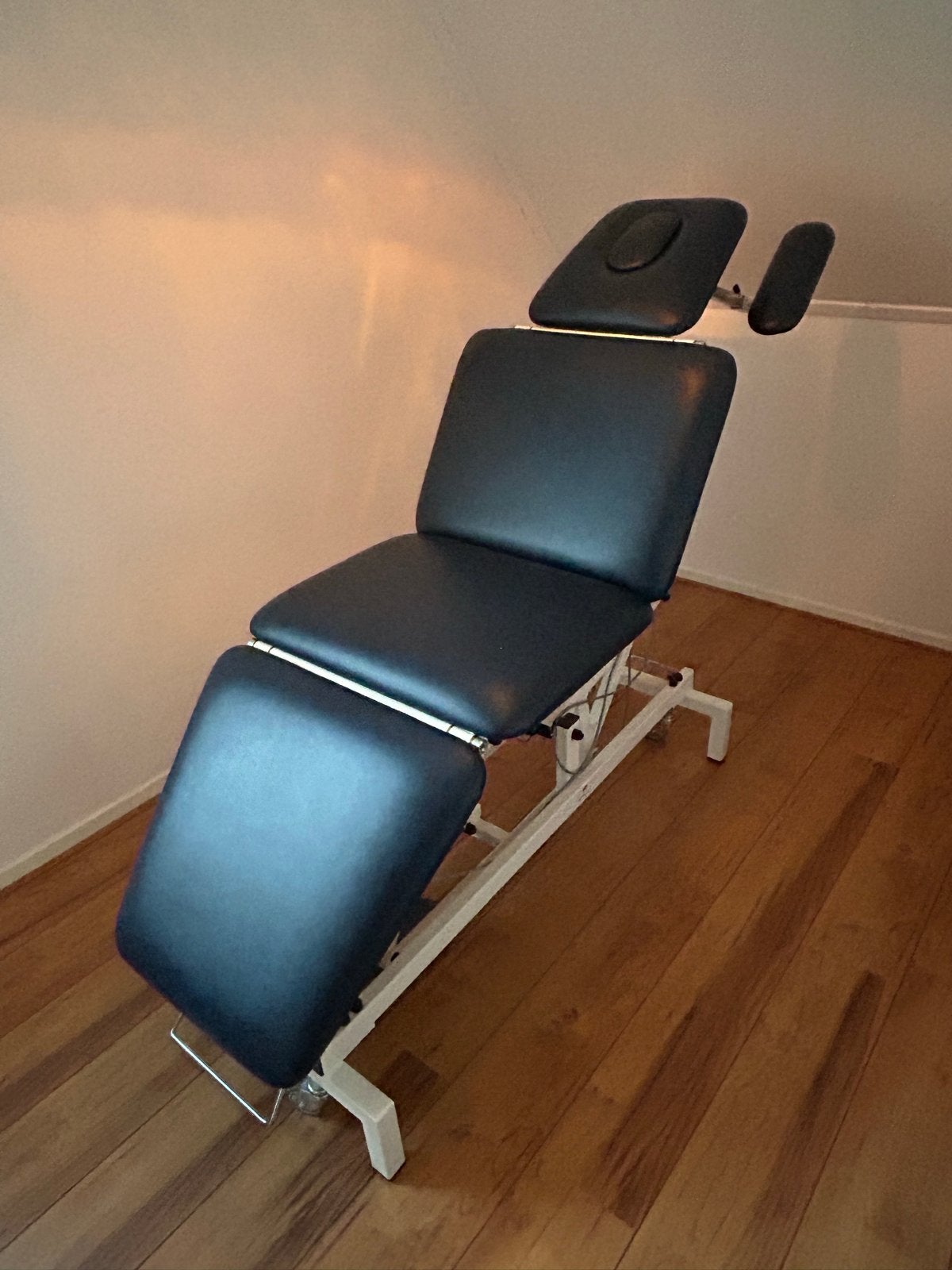 Zo goed al nieuwe elektrische massagetafel, Sport en Fitness, Ophalen, Zo goed als nieuw, Massagetafel