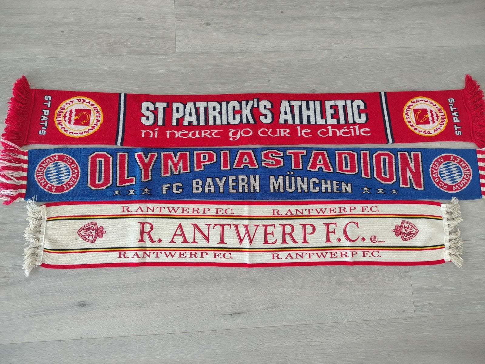 verschillendje sjaals Bayern, Antwerp St Patricks, Ophalen of Verzenden, Buitenlandse clubs