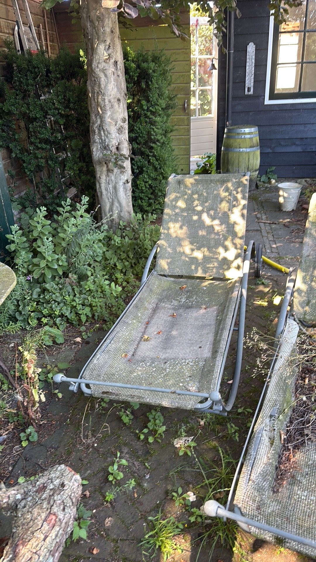 Twee fraaie, zeer degelijke ligbedden met kapotte  bekleding, Tuin en Terras, Ligbedden, Ophalen, Gebruikt, Metaal, Verstelbaar