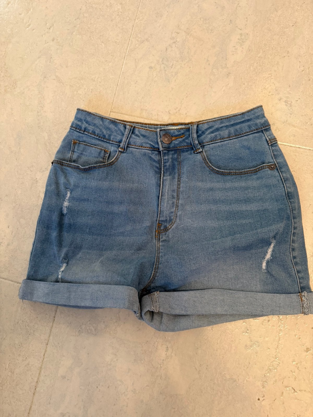 Kort blauw spijkerbroekje maat 36 Kiabi, erg goede staat, Ophalen of Verzenden, Zo goed als nieuw, Blauw, W28 - W29 (confectie 36)